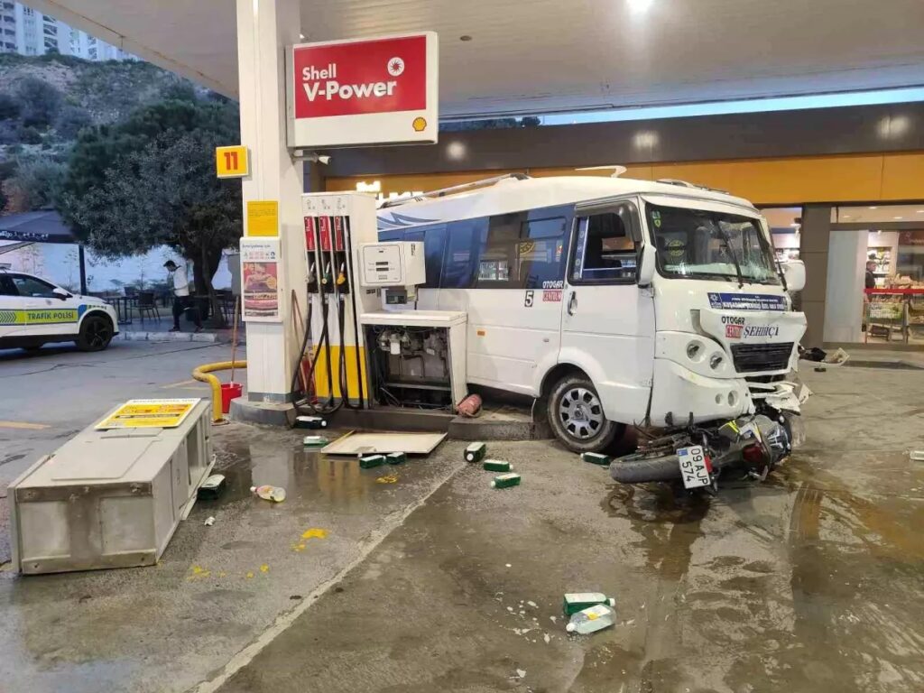 Alkollü Sürücü Akaryakıt İstasyonuna Daldı